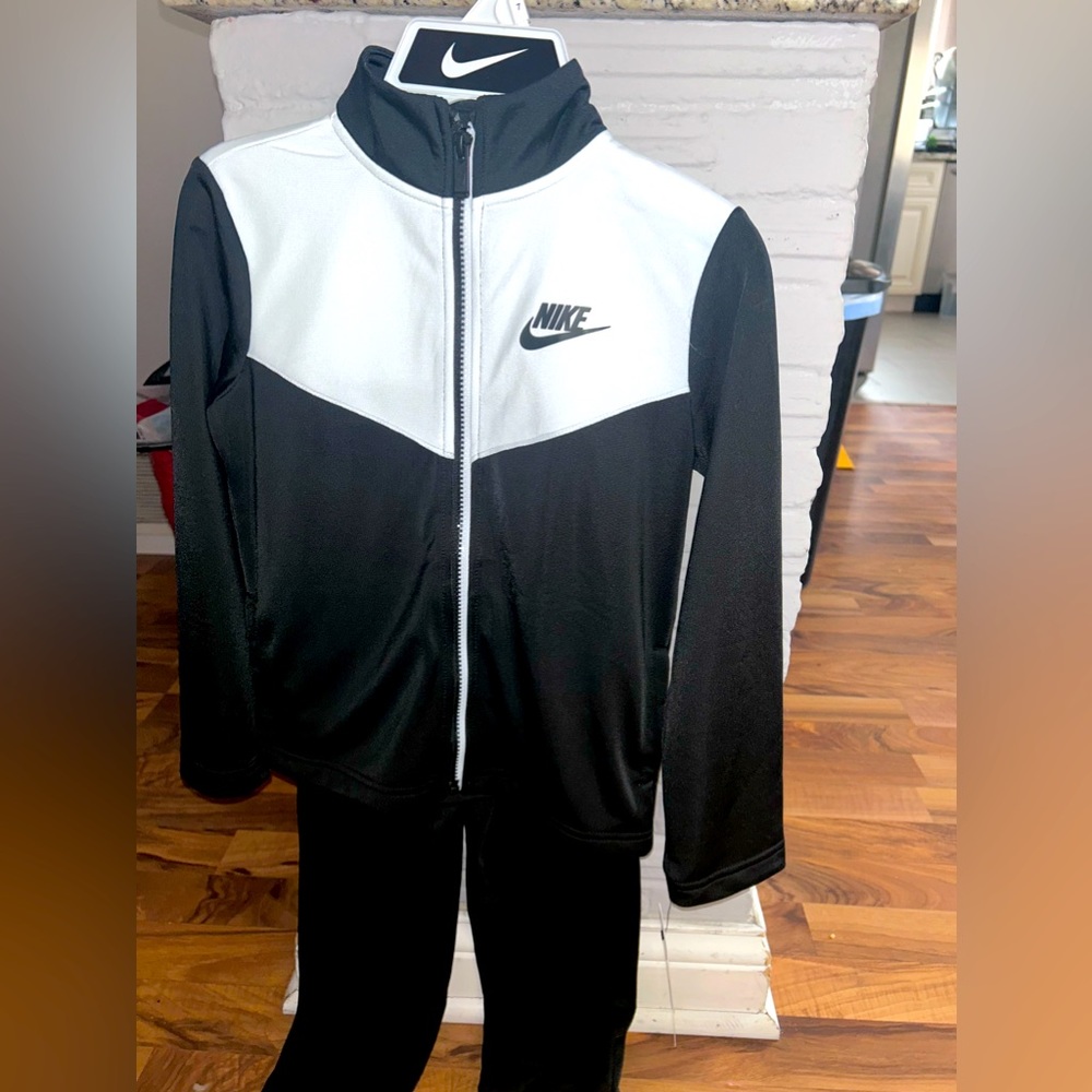 Brand NEW W/Tags, NIKE, 2 Piece Boy Size 7